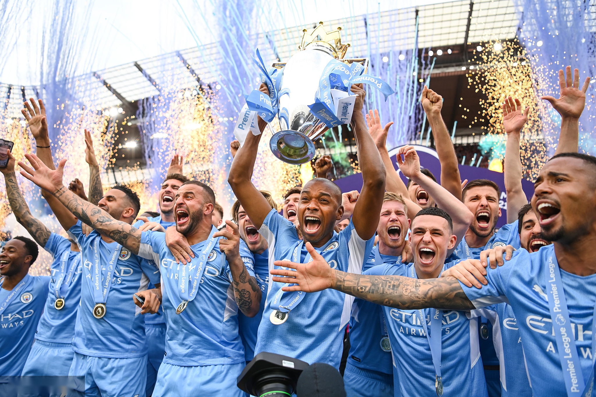 满悬念与激 满悬念与激